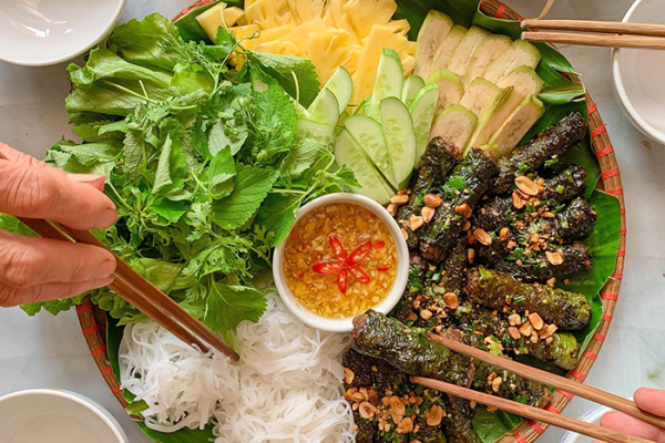 Bò nướng lá lốt vô cùng hấp dẫn.