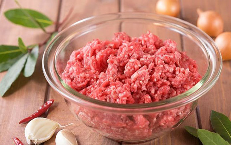 Bò băm/xay cùng mỡ heo sẽ giúp miếng mò mềm hơn.